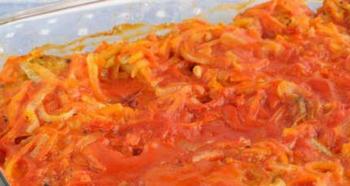 Рецепт: Пикша, запеченная в духовке - С луком и морковью, в стеклянной форме